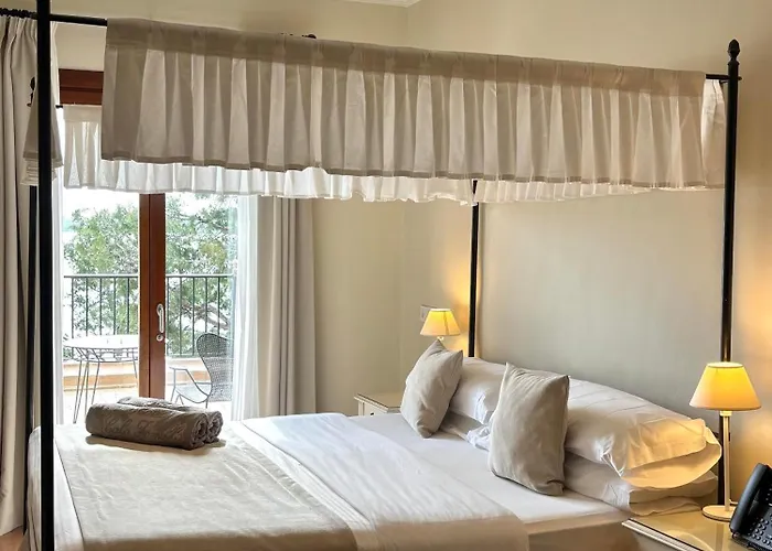 卡拉福内尔斯酒店