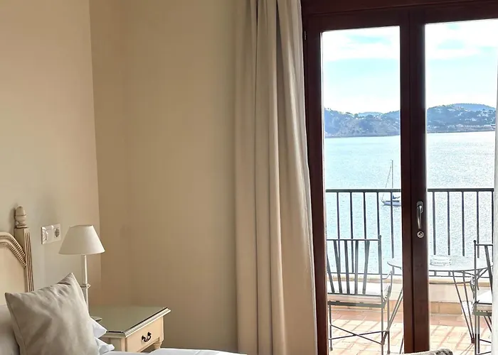 卡拉福内尔斯酒店 4*