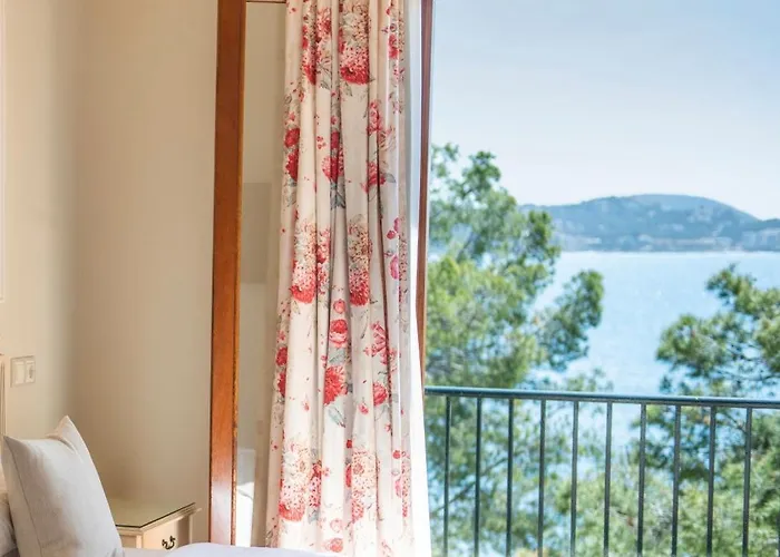 Ξενοδοχείο Cala Fornells 4*