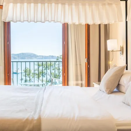 Готель Cala Fornells 4*